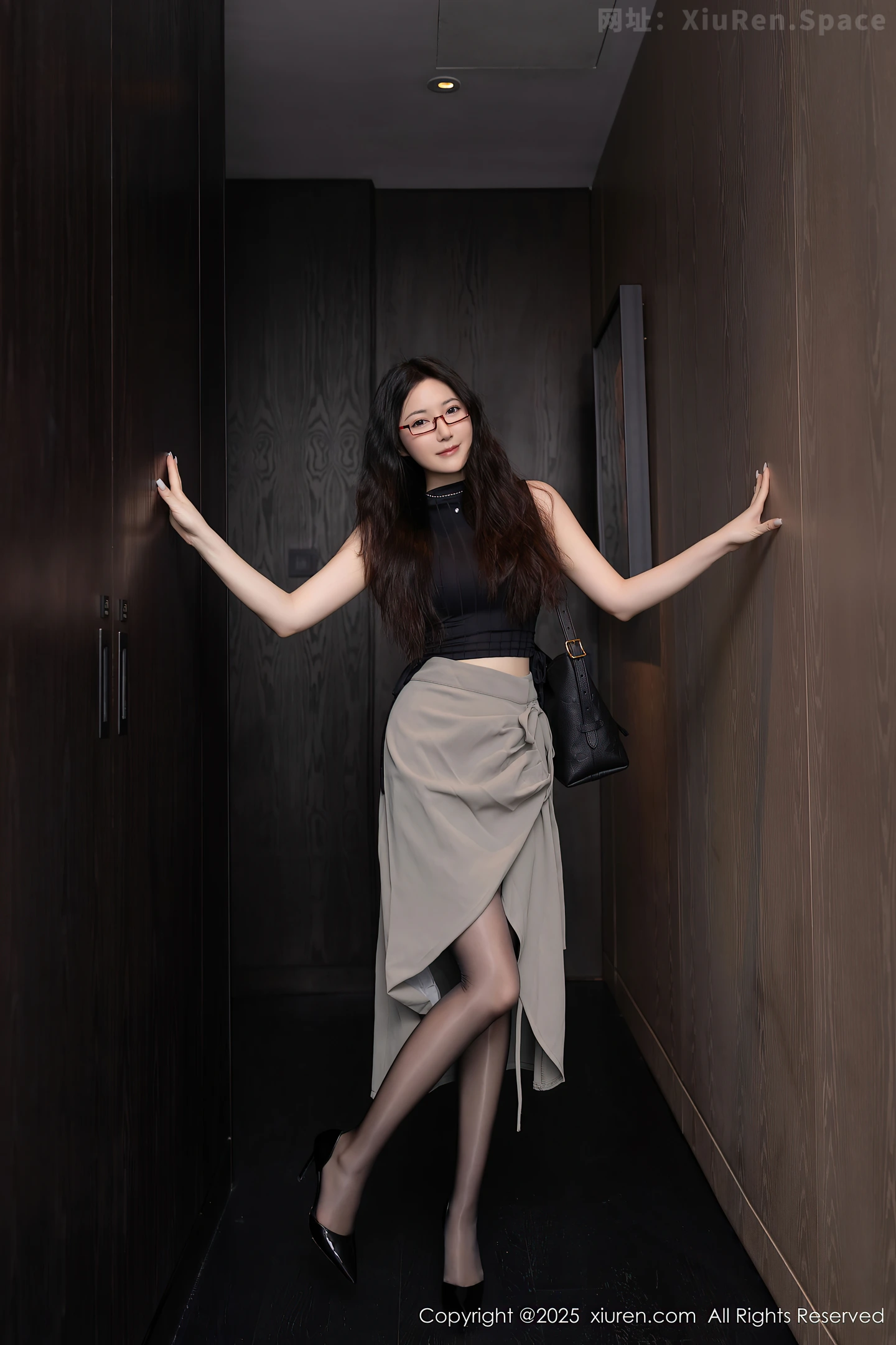 图片[5]-[XiuRen秀人网] VOL.10231 模特鱼子酱Fish私房性感紫色内衣配黑丝吊袜秀完美身材诱惑写真80P-秀人网官方网站